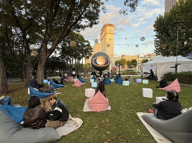 이달 더 스피어 주변에서 열린 청년예술인 지원사업 '더 임팩트' 버스킹 모습