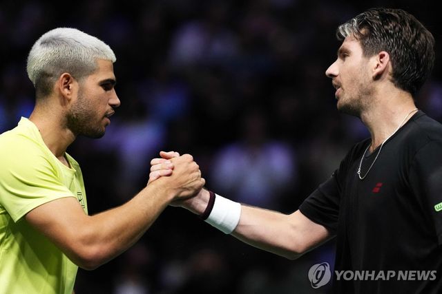 경기 뒤 악수하는 알카라스(왼쪽)와 노리