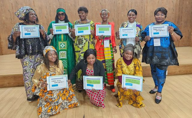 아프리카 전통 의상 입은 와이즈우먼협회. 아랫줄 맨 왼쪽이 도르카스 씨