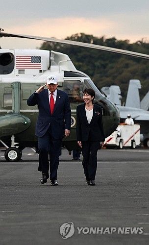 미 대통령 전용 헬기 '마린원'에서 내린 미일 정상