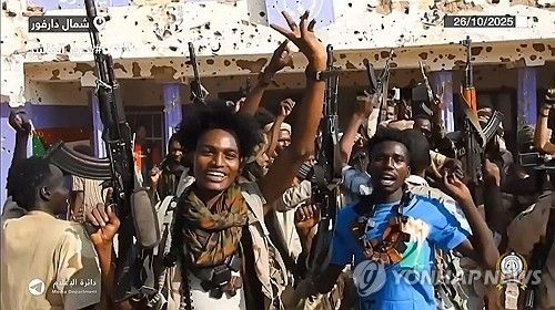 알파시르 거리에서 환호하는 반군 RSF 대원들