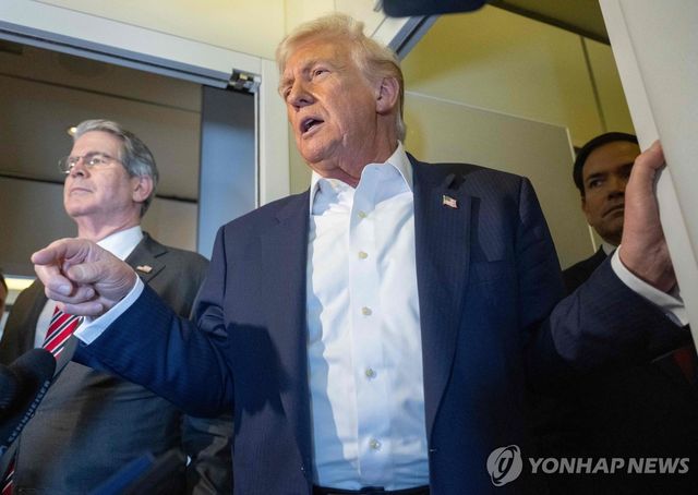 대통령 전용기 에어포스원에서 취재진과 질답하는 도널드 트럼프 미국 대통령