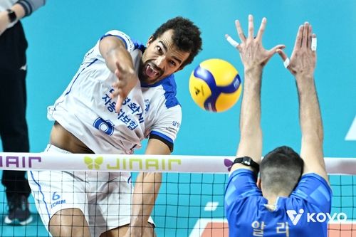 공격하는 삼성화재 아히