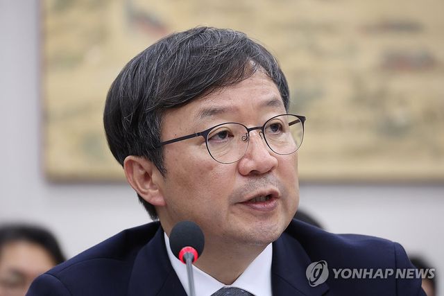 답변하는 김영태 서울대학교 병원장