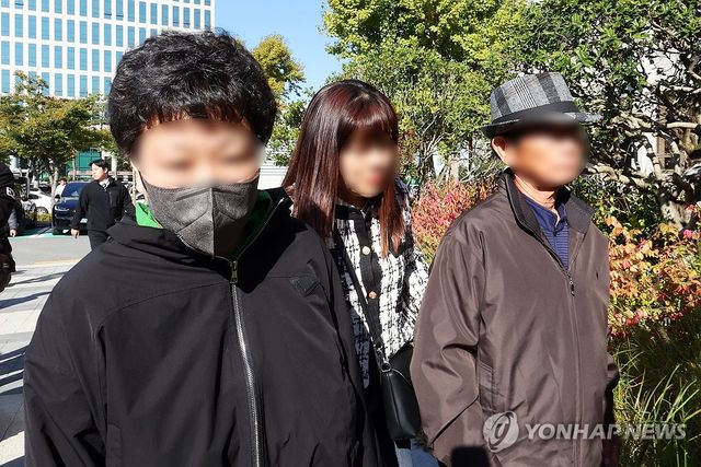법정 향하는 '청산가리 막걸리' 부녀
