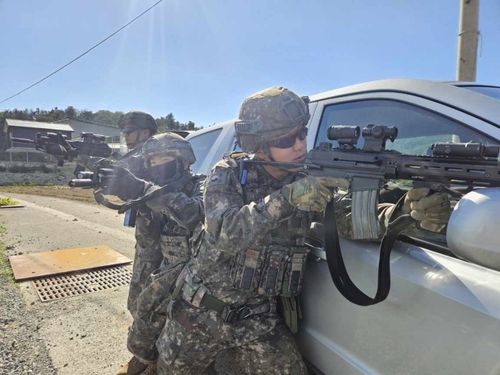 훈련하는 군장병