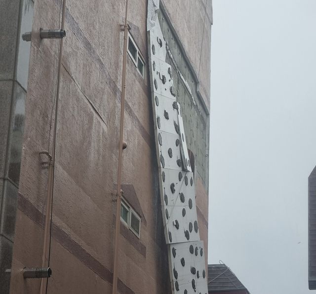 드라이비트 외단열 마감재가 떨어진 모습 