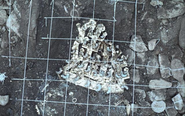 금관 발굴 당시 모습 