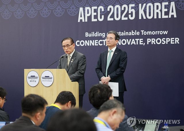 브리핑 하는 안보실장과 정책실장