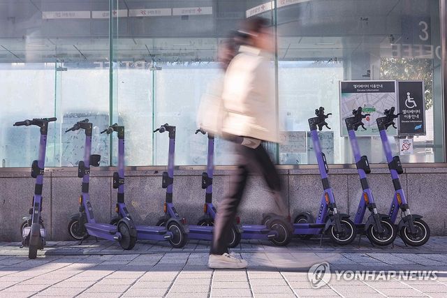 서울 시내에 주차된 전동킥보드