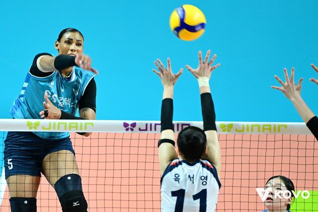 스파이크하는 GS칼텍스의 실바(왼쪽)