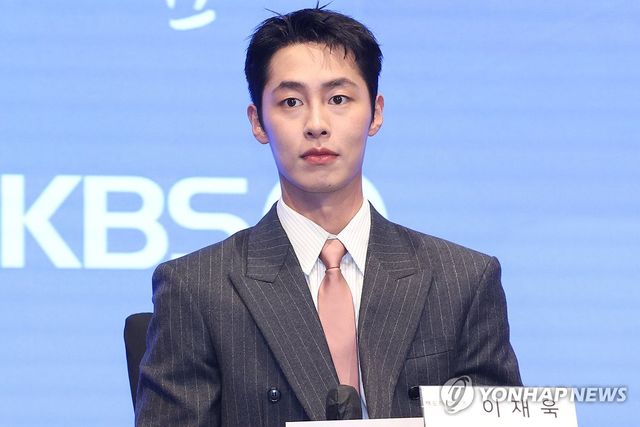 질문 듣는 이재욱