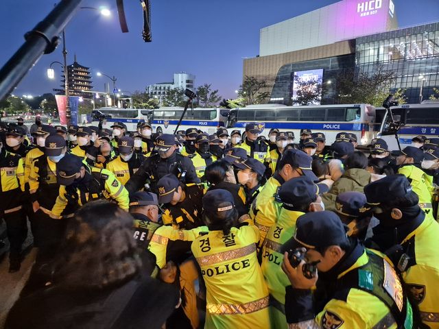 경찰 '반(反)트럼프 시위' 강제 해산