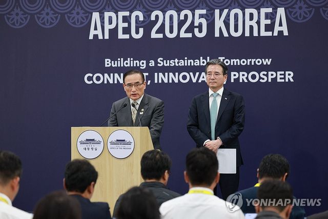 브리핑 하는 안보실장과 정책실장