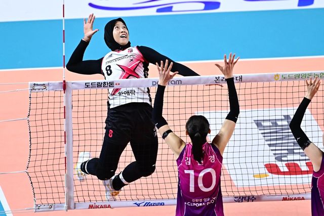 스파이크하는 정관장의 메가(왼쪽)