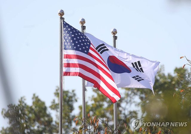 경주박물관에 게양된 태극기와 성조기