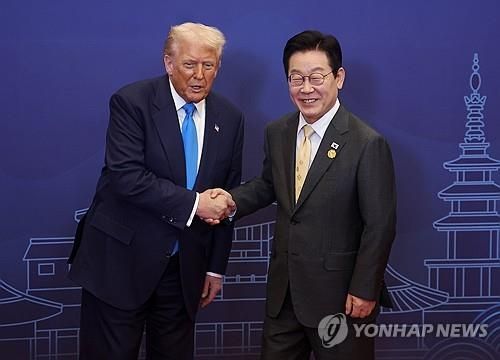 트럼프 대통령 영접하는 이재명 대통령