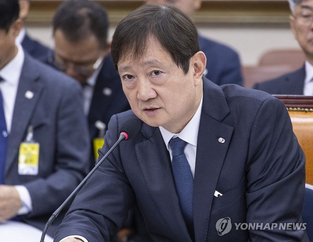 질의에 답하는 이찬진 금융감독원장