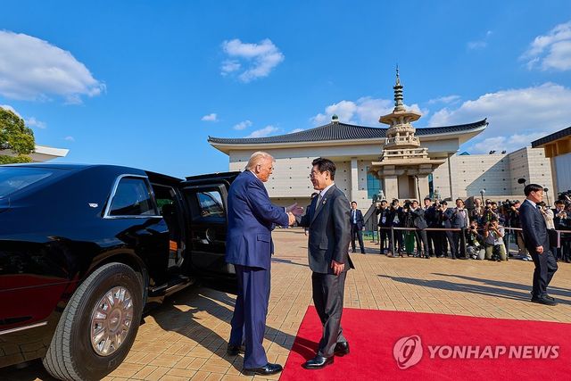 트럼프 대통령 맞이하는 이재명 대통령