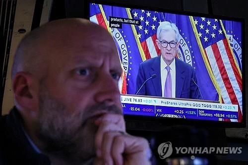 파월 연준 의장 회견 바라보는 뉴욕증권거래소 트레이더