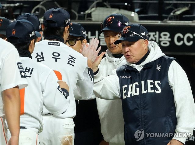 심우준 격려하는 김경문 감독