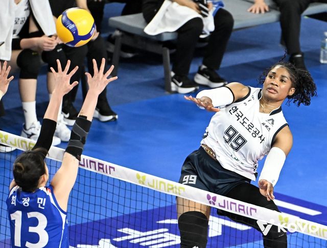 공격하는 한국도로공사의 모마(오른쪽)