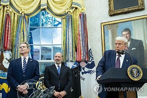 미국 도널드 트럼프 대통령(우)과 스콧 베선트 재무장관, 하워드 러트닉 상무장관 [EPA 연합뉴스 자료사진]