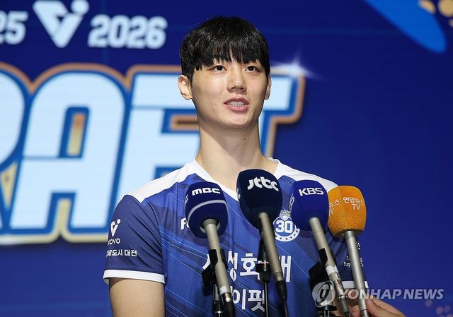 인터뷰하는 이우진