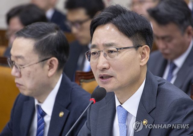 종합 국정감사에서 답변하는 임광현 국세청장