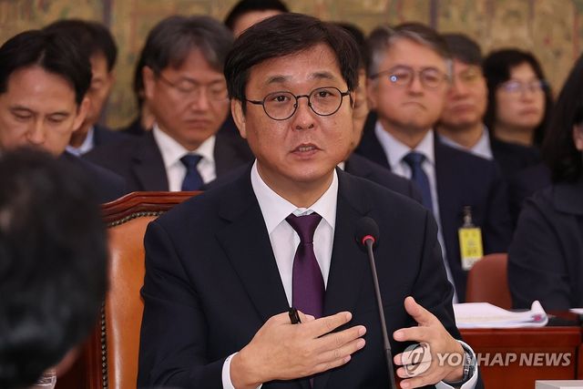 답변하는 최휘영 문체부 장관