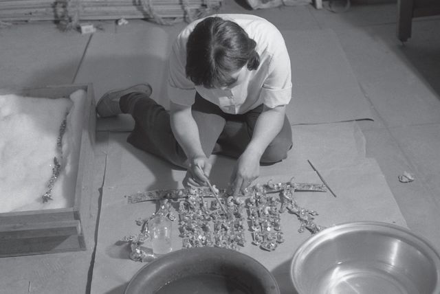 금관을 보존 처리하는 모습 