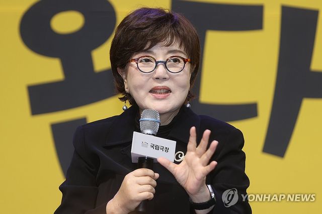 인사말하는 김성녀 연희감독