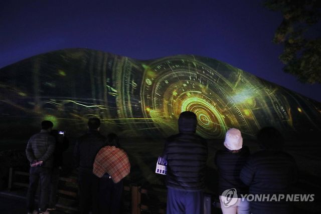 APEC 맞아 빛으로 물든 경주 대릉원