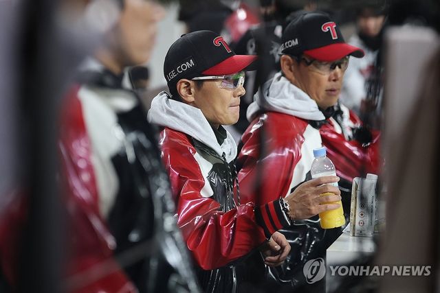 경기 지켜보는 LG 염경엽 감독