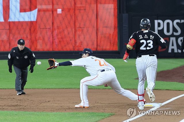 병살로 첫 이닝 막아내는 한화