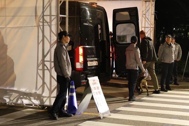 호텔 입구 차량 검색