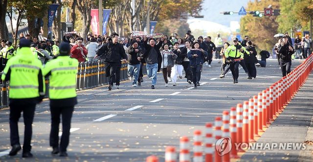 '트럼프 반대 기습시위'