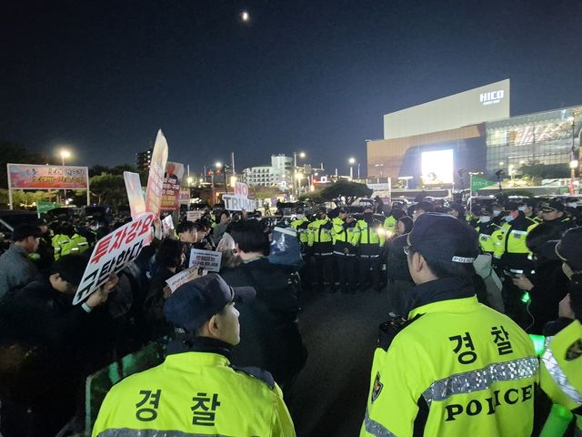 강제해산 이후 재차 집회 여는 이들