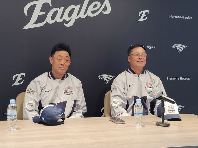 인터뷰하는 구대성과 조경택