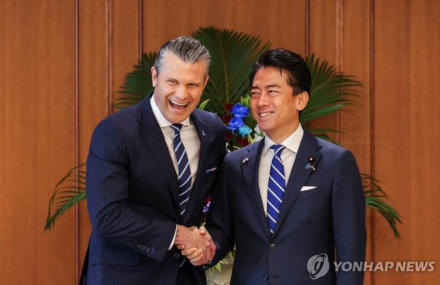 악수하는 미일 국방장관