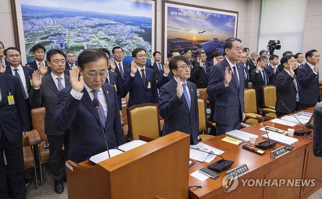 증인 선서하는 김윤덕 국토부 장관