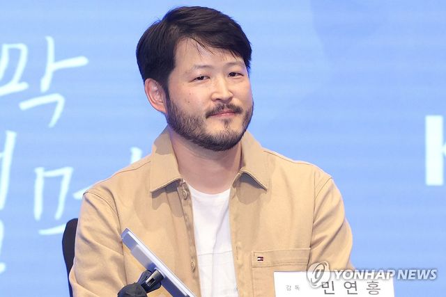 질문 듣는 민연홍 감독