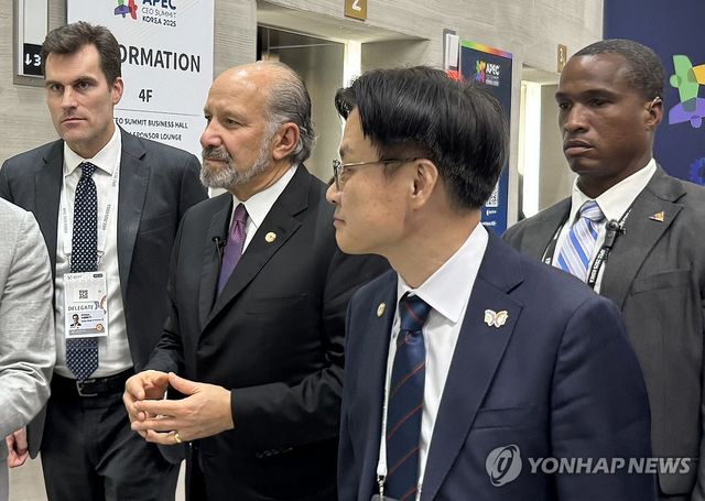 함께 이동하는 김정관-러트닉