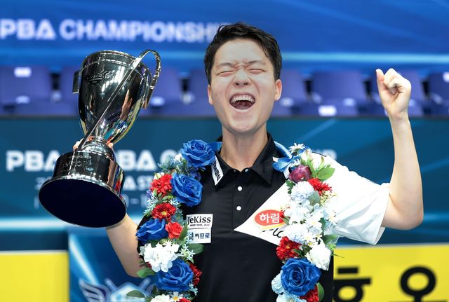 두 번째 우승 트로피를 들어 올린 김영원