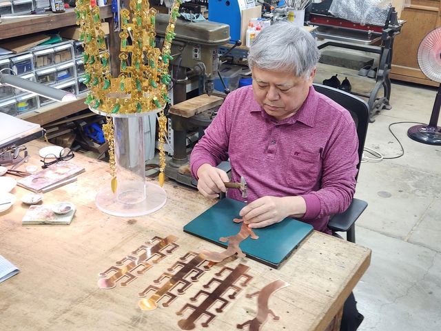 금관 모형 제작 중인 김진배 장인