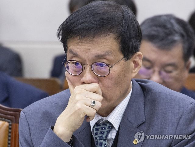 종합 국정감사 출석해 생각에 잠긴 이창용 한국은행 총재