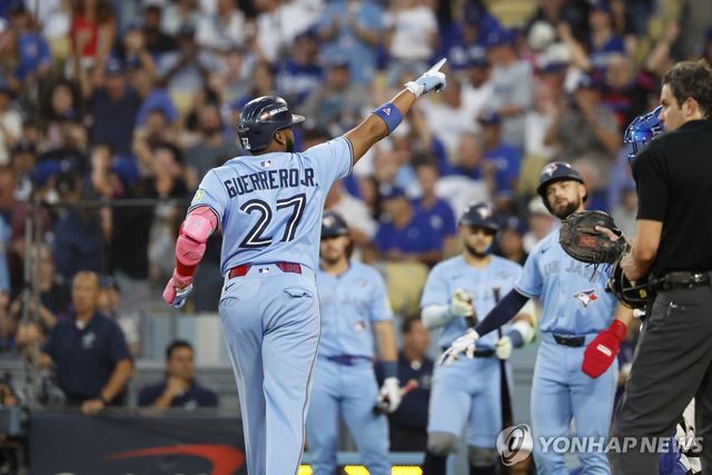 동료 축하를 받으며 홈에 들어온 게레로 주니어