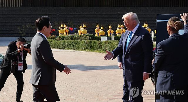 트럼프 대통령 맞이하는 이재명 대통령