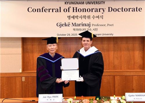 잭 마리나이 시인 명예 문학박사 학위 수여식