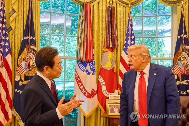 이재명 대통령, 트럼프 대통령 집무실에서 대화